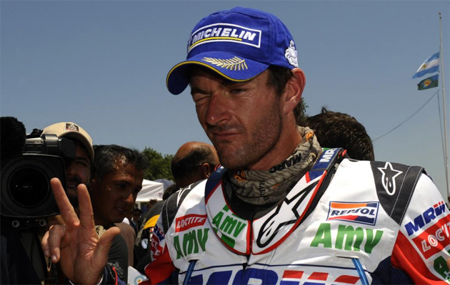 Marc Coma ya tiene tres Dakar en su palmars. El piloto cataln pos de esta guisa ante las cmaras tras proclamarse campen en Buenos Aires