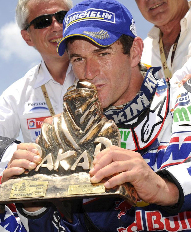 El espaol Marc Coma (KTM) ha recibido en el Centro de Exposiciones de La Rural de Buenos Aires el trofeo que le acredita como campen del Rally Dakar 2011, convirtindose en el primer piloto nacional con tres cetros en su haber.