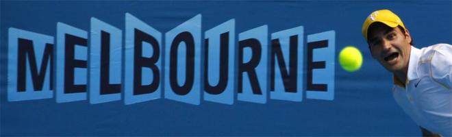 Federer sigue con la mirada una bola durante el partido benfico celebrado en Melbourne con el fin de recaudar fondos para las vctimas de las inundaciones en Australia.