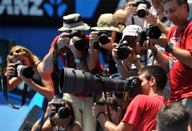 Varios fotgrafos, inmortalizan el momento en el que el tenista Novak Đoković bromea con una cmara durante un partido benfico en Melbourne.