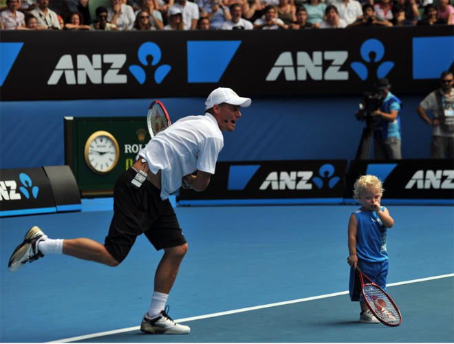 Lleyton Hewitt conforma una curiosa pareja de dobles con su hijo Cruz, durante el partido de exhibicin jugado en Melbourne para recudar fondos por las inundaciones de Brisbane.