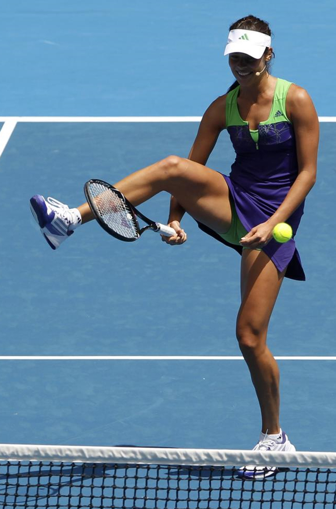 La tenista serbia Ana Ivanovic realiza una golpe por debajo de su pierna derecha durante el partido de exhibicin de Melbourne.