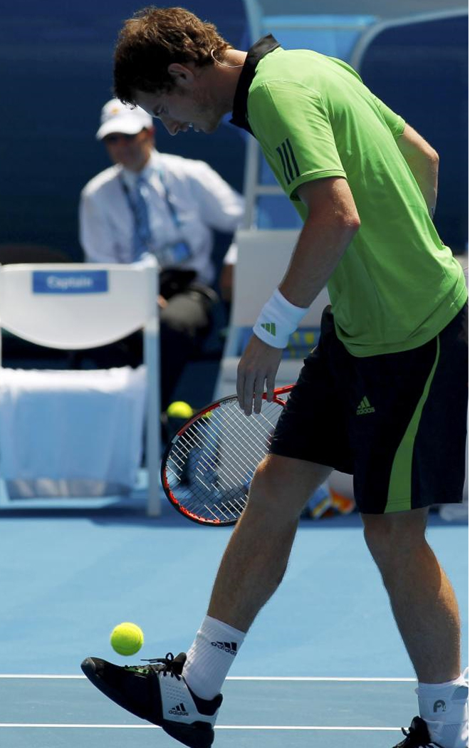 El britnico Andy Murray demostr que sus habilidades deportivas van ms all del mundo del tenis y se marc una exhibicin de manejo de la bola con el pie digna del futbolista ms habilidoso.