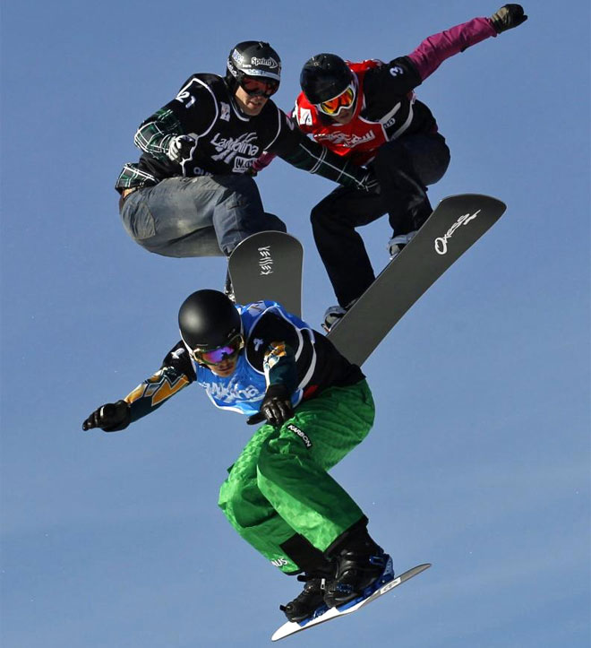 Alex Pullin, Seth Westcott y Luca Matteotti se divierten en el Snowboard Cross (SBX) del FIS Snowboard World Championships en La Molina.
