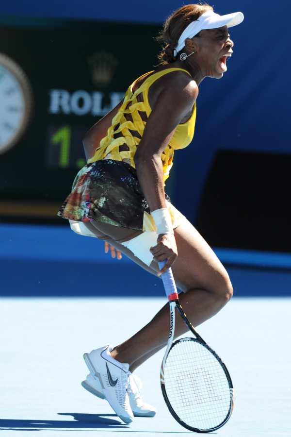 As de guerrera se mostraba Venus Williams en el partido frente a la checa Sandra Zahlavova en Australia, con su modelito inconfundible de tiras. La estadounidense venci por 7-6, 6-0 y 6-4.