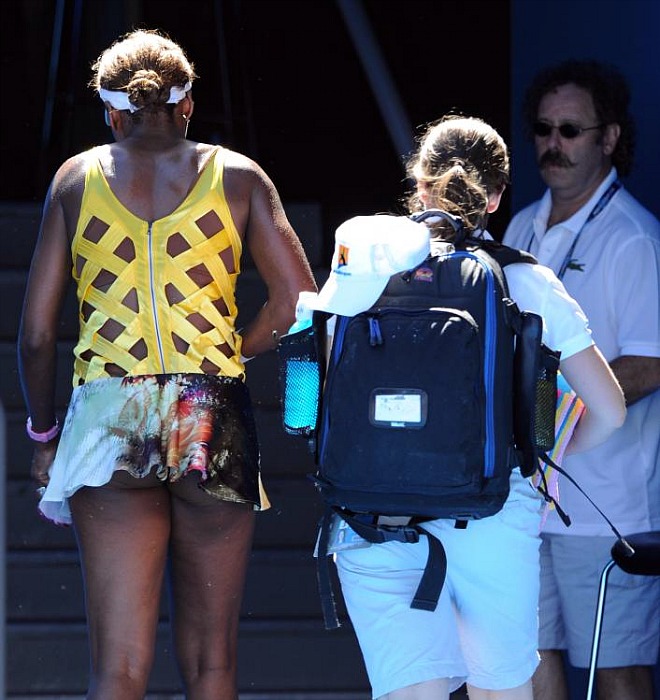 Venus Williams tuvo que aadir un aparatoso vendaje a su nuevo modelito. Y es que la estadounidense sufri una molestias musculares en la pierna durante el partido.