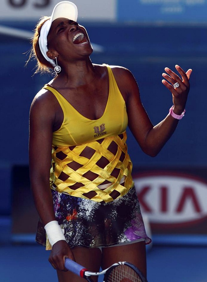 Est claro que a Venus Williams le gustan los colores llamativos para sus modelos. Y es que su falda no tiene desperdicio.