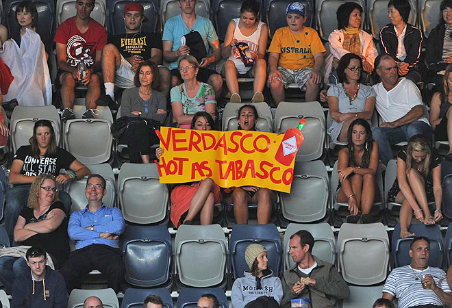 "Verdasco: caliente como el tabasco", rezaba la pancarta de estas dos jvenes aficionadas del tenista espaol que se dieron cita en Melbourne para apoyar al madrileo.