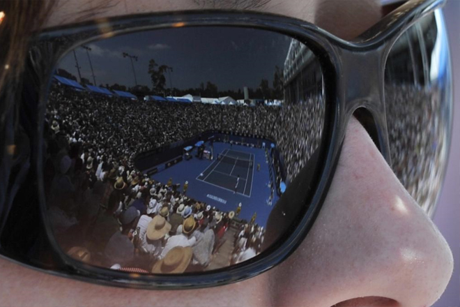 Esta aficionada observa, detrs de sus gafas, el partido que enfent a Alexandr Dolgopolov y a Jo-Wilfried Tsonga en el Open de Australia.