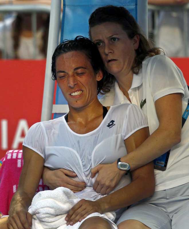 La italiana Francesca Schiavone recibe asistencia mdica durante su partido de cuarta ronda ante la rusa Svetlana Kuznetsova en el Abierto de Australia 2011.