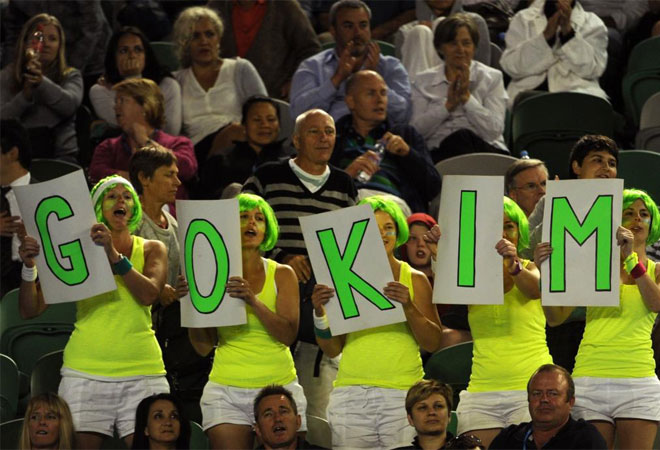 Este grupo de aficionadas no par de animar a Kim Clijsters durante un partido en el Open de Australia.