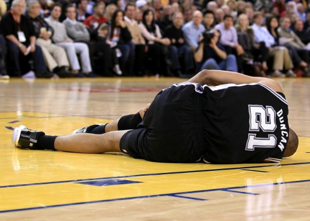 Tim Duncan se dao la rodilla ante los Warriors pero slo fue un susto. Tras dolerse tumbado en la cancha, pudo seguir.