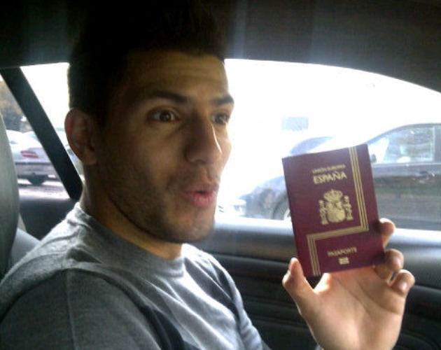 El Kun Agero se fotografi en su coche con el pasaporte espaol recin adquirido y lo colg en su twitter.