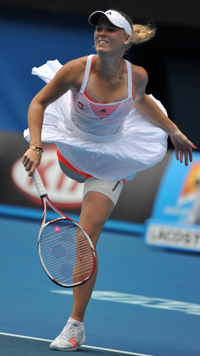 La danesa Caroline Wozniacki, salió a la pista con una falda al estilo danza clásica. Caroline bailó por la pista hasta vencer a su rival, la italiana Francesca Schiavone.