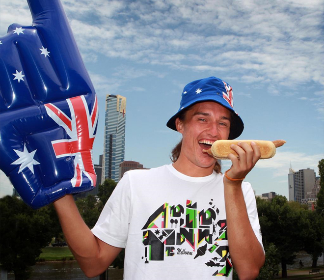 Alexandr Dolgopolov disfruta de un suculento hot dog en Australia, aunque lo que el ucraniano verdaderamente tiene, es un hambre insaciable de ttulos.