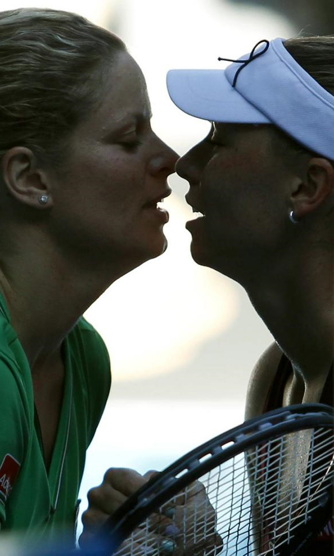 Zvonareva felicita deportivamente a su rival y vencedora en las semifinales del Open de Australia Kim Clijsters. Las tensiones se disipan al acabar el partido.