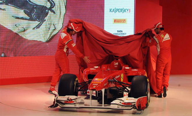 Fernando Alonso y Felipe Massa mostraron al pblico el nuevo F150.