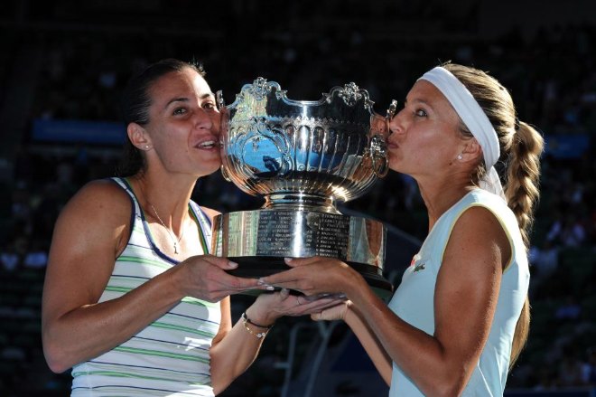 La argentina y la italiana posaron así de felices con el trofeo que les acredita como campeonas del Open de Australia en categoría de dobles.