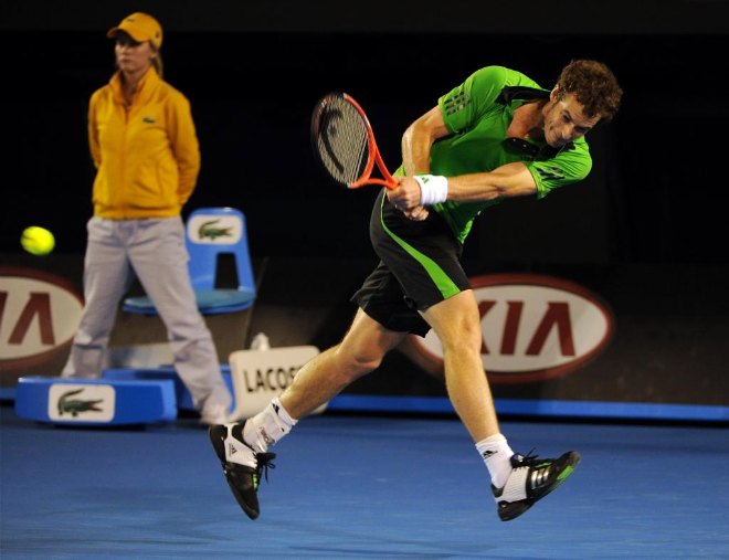 Murray realiza un difícil golpe en carrera durante el partido ante Ferrer.
