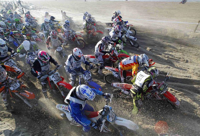 Estos pilotos de motos luchan por hacerse con la primera posicin durante una competicin celebrada en la playa de Le Touquet.