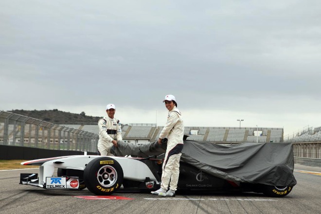 El piloto mexicano Sergio Prez ha mostrado este lunes, y junto a su compaero de equipo, el japons Kamui Kobayashi, el monoplaza C30 de Sauber con el que debutar en Frmula 1 en la temporada de 2011.