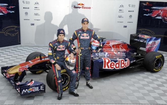 Para la temporada 2011 Toro Rosso vuelve a contar con la misma pareja de pilotos de 2010, Buemi y Alguersuari, aunque en la presentacin tambin ha estado presente Daniel Ricciardo, piloto probador y reserva del equipo italiano.