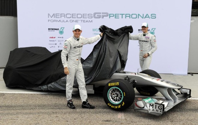 La escudera Mercedes GP lanz este martes oficialmente en Cheste el monoplaza W02 MGP con el que competirn los alemanes Michael Schumacher y Nico Rosberg en el Mundial de 2011 de Frmula 1