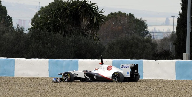 Kobayashi fue el protagonista de una de las banderas rojas del da. El japons perdi el control de su Sauber en la curva 6 y se fue a la grava, topndose con la barrera de proteccin. No le pas nada.