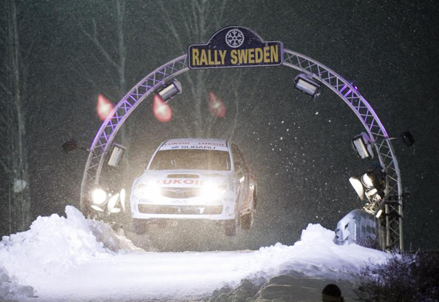 Los suecos Patrik Flodin y su copiloto Goeran Bergsten durante la primera etapa del Rally de Suecia 2011.