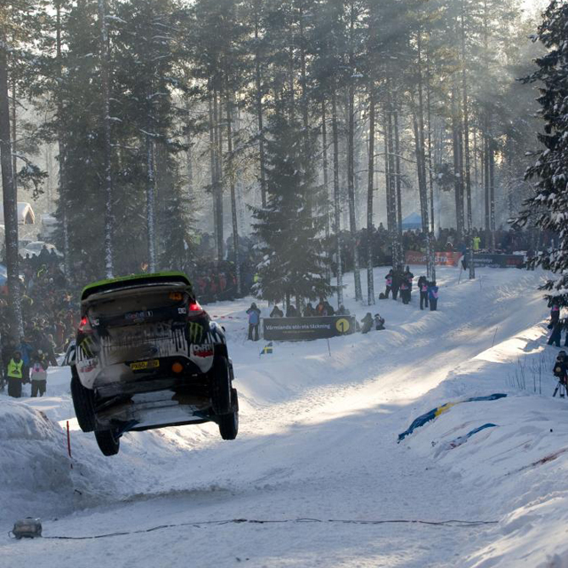 Espectacular salto del estadounidense Ken Block con su Ford Fiesta RS por el recorrido nevado entre los bosques escandinavos.
