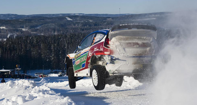 Pendiente abajo el nuevo campen del Rally de Suecia, el finlands Mikko Hirvonen y su copiloto Jarmo Lehtinen.
