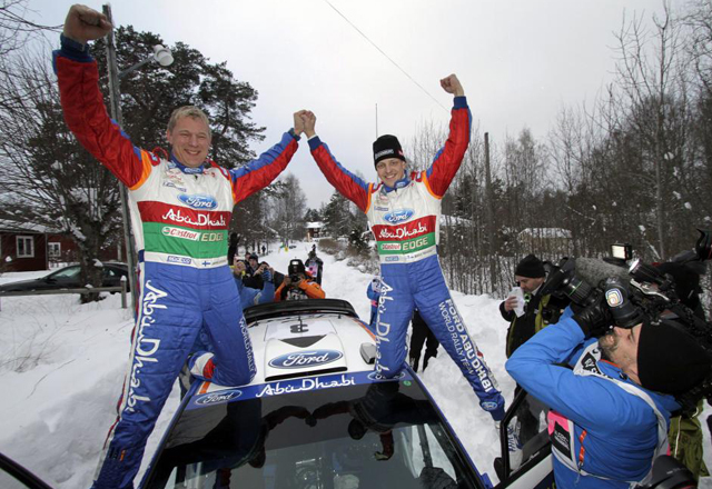 Mikko Hirvonen y Jarmo Lehtinen alzan los brazos victoriosos tras dominar por completo el rally escandinavo.