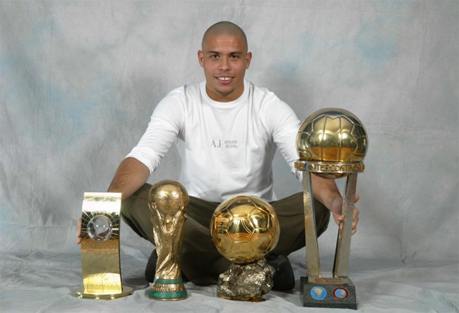 Ronaldo se recuper de sus lesiones y en 2002 cosech estos galardones: mejor jugador FIFA, Baln de Oro, Copa del Mundo y Copa Intercontinental.