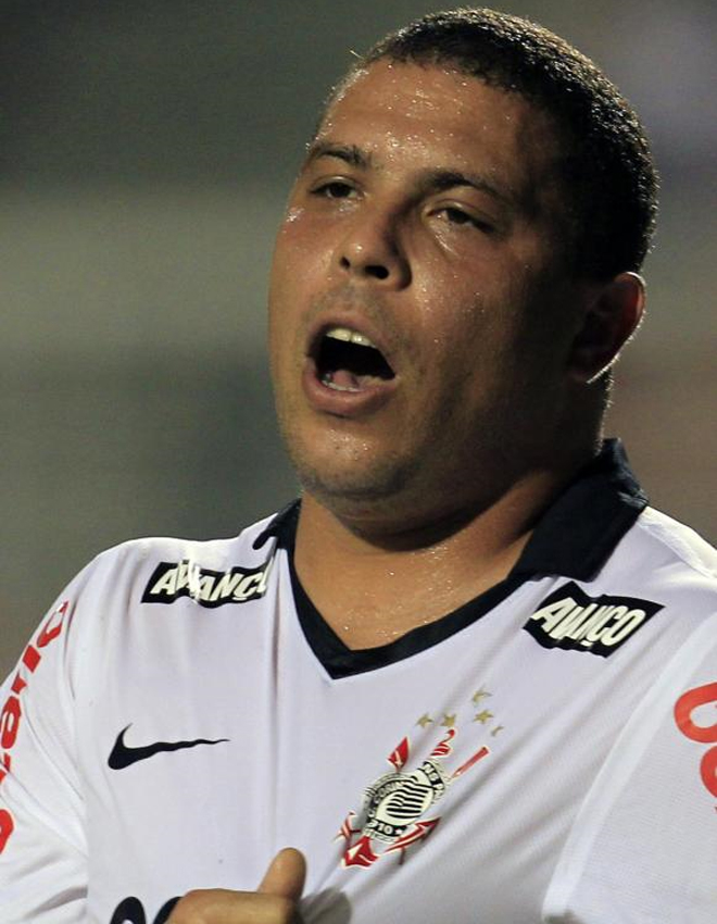 Ya en el Corinthians, Ronaldo comenz a perder la forma debido a las lesiones que tambin sufri y a otras causas extradeportivas.