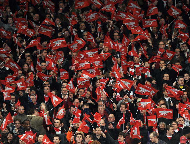 Espectacular ambiente en el Emirates Stadium de Londres. Las banderas gunners, en lo alto.