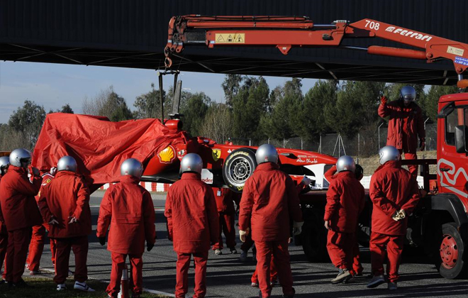 Alonso se quedaba detenido con su F150th Italia en el curva 4, la de Repsol, a principio de sesin. Segn informaron desde Ferrari, el monoplaza sufri un problema elctrico que fue resuelto con rapidez por los mecnicos e ingenieros de la Scuderia.