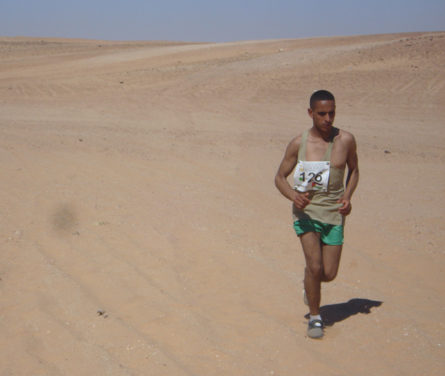La soledad del corredor en medio del desierto.