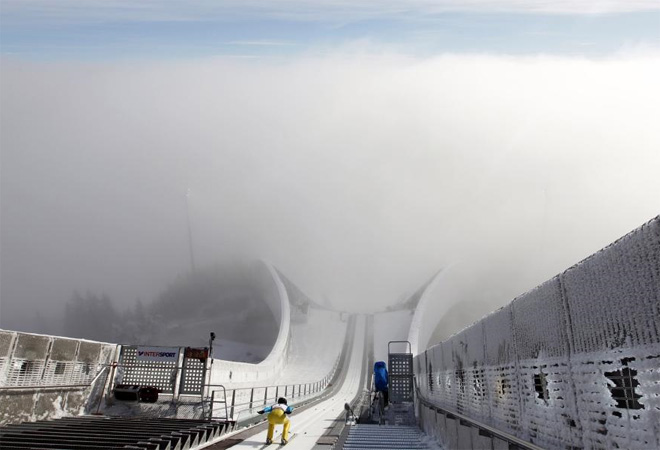 El esquiador italiano Samuel Costa se lanza por esta rampa y con una niebla muy espesa. Una autntica temeridad?