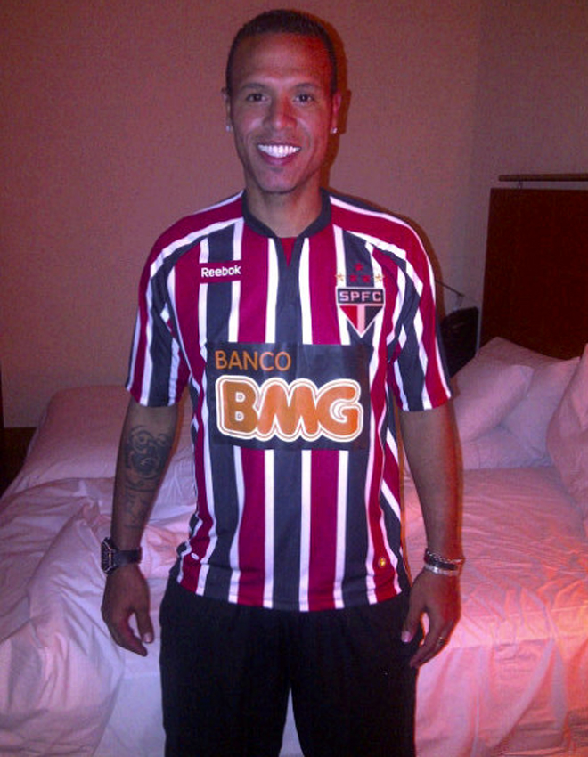 El ya ex jugador del Sevilla colg en su twitter una foto suya con la camiseta del Sao Paulo.