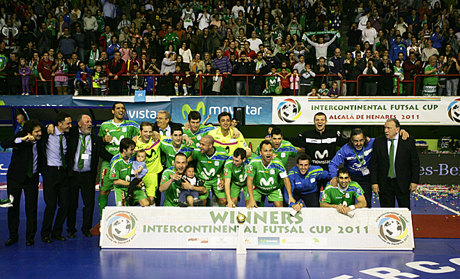Toda la plantilla de Inter Movistar y el cuerpo tcnico se hacen la foto oficial que les acredita como campeones de la Intercontinental.