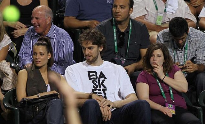 Pau Gasol se mostr muy carioso con su novia durante el partido de dobles de Rafa Nadal y Marc Lpez.