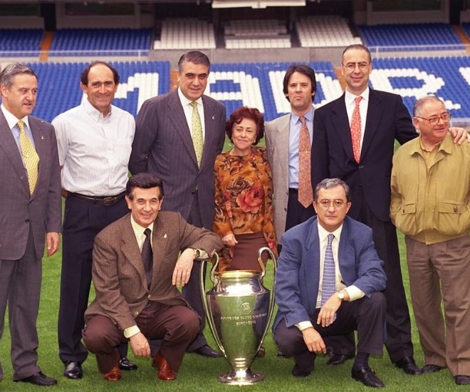 Trigo, en la imagen al lado de La 'Orejona', formaba parte de la directiva blanca cuando el Madrid gan la Liga de Campeones 32 aos despus.