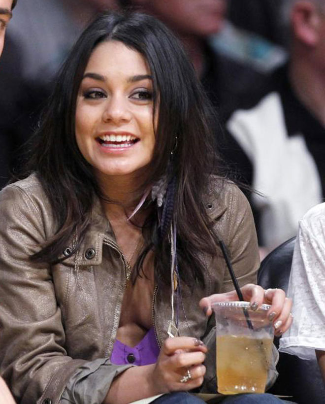 Vanessa Hudgen, la entraable Gabriella Montez de High School Musical, acudi al Staples a presenciar el Lakers-Suns... y tuvo algn que otro problema con su blusa.