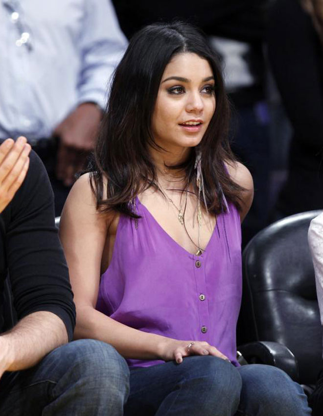 Vanessa Hudgen, la entraable Gabriella Montez de High School Musical, acudi al Staples a presenciar el Lakers-Suns y estuvo ms pendiente de los problemas con su blusa que del partido.