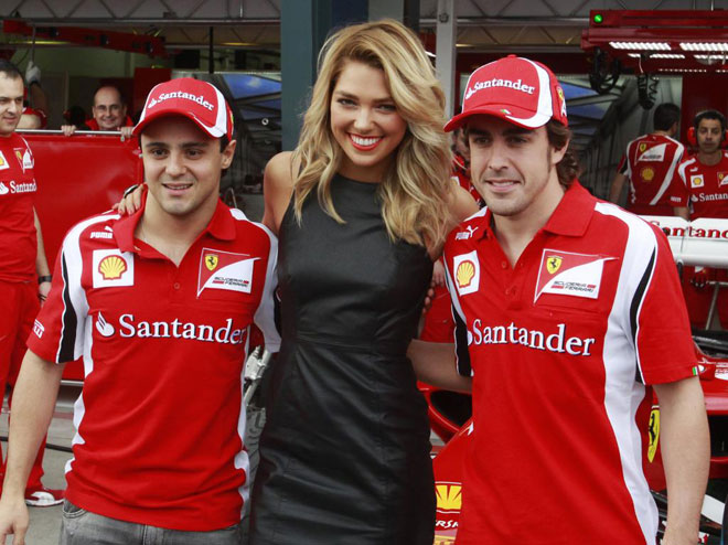 Felipe Massa y Fernando Alonso posando junto a Ashley Hart, la embajadora del Gran Premio de Australia.