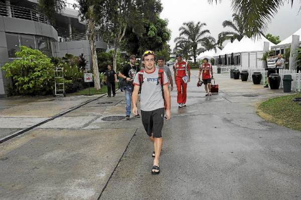 En bermudas y con chanclas hizo Alonso su aparicin en el circuito, lo que demuestra la buena temperatura que se vive en Malasia, pese a que los nubarrones amenazan con lluvia para la carrera.