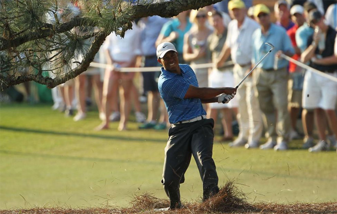 Tiger Woods tuvo un da muy movidito en Augusta. Tiene lejos su quinta Chaqueta Verde.