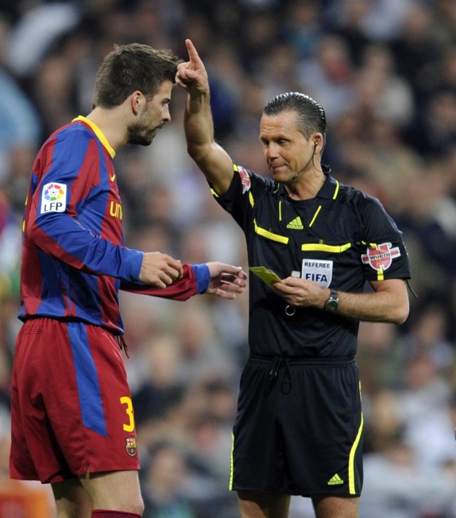 Muiz Fernndez fue discutido, sobre todo por los jugadores del Barcelona, que pidieron un penalti sobre Villa. Piqu protest y vio la amarilla.