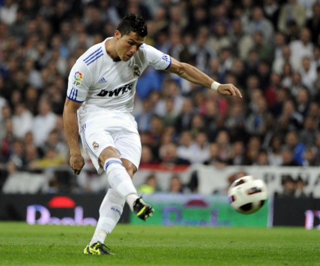 Cristiano Ronaldo estrell un baln en el palo justo antes del gol de Messi de penalti.