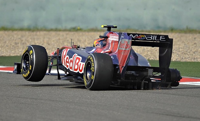 Jaime Alguersuari tuvo que abandonar despus de perder su rueda trasera derecha durante la carrera. El piloto de Toro Rosso entr a boxes y uno de sus mecnicos no termino de ajustarla bien.